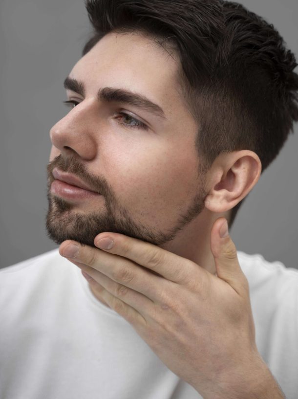 jovem-mostrando-sua-pele-brilhante (1) (1)